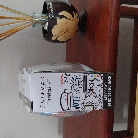 F•R•I•E•N•D•S Stemless Wine Glass Set - Picture 4 of 7